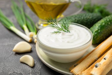 Ahşap bir masada salatalık kremalı tzatziki sosu. Tatar sosu. Geleneksel lezzetli aperatif. Yoğurt sosu. Tzatziki, salatalık, sarımsak, dereotu, limon, nane. Salata sosu. Kopya alanı.