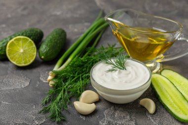 Ahşap bir masada salatalık kremalı tzatziki sosu. Tatar sosu. Geleneksel lezzetli aperatif. Yoğurt sosu. Tzatziki, salatalık, sarımsak, dereotu, limon, nane. Salata sosu. Kopya alanı.