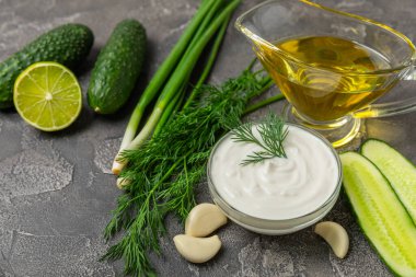 Ahşap bir masada salatalık kremalı tzatziki sosu. Tatar sosu. Geleneksel lezzetli aperatif. Yoğurt sosu. Tzatziki, salatalık, sarımsak, dereotu, limon, nane. Salata sosu. Kopya alanı.