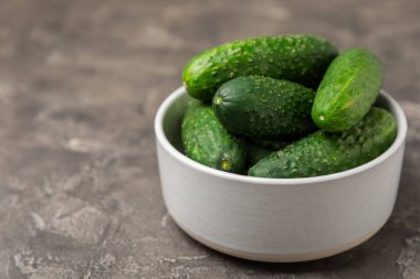 Ahşap arka planda salatalık. Arka planda bir parça salatalık. Taze organik yeşil salatalık turşusu. Vejetaryen. Salata malzemesi. Çiftlik sebzeleri. Sebzeleri bıçakla kes. Mesaj için yer var. Boşluğu kopyala