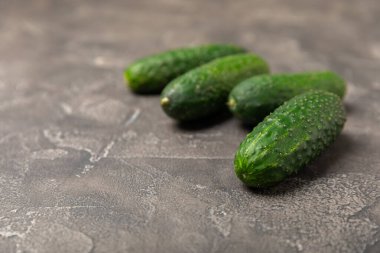 Ahşap arka planda salatalık. Arka planda bir parça salatalık. Taze organik yeşil salatalık turşusu. Vejetaryen. Salata malzemesi. Çiftlik sebzeleri. Sebzeleri bıçakla kes. Mesaj için yer var. Boşluğu kopyala