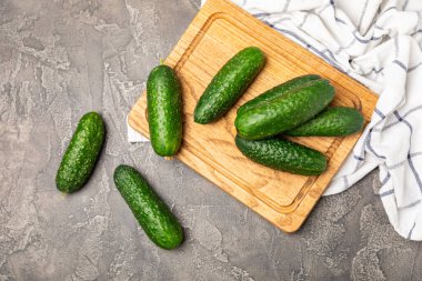 Ahşap arka planda salatalık. Arka planda bir parça salatalık. Taze organik yeşil salatalık turşusu. Vejetaryen. Salata malzemesi. Çiftlik sebzeleri. Sebzeleri bıçakla kes. Mesaj için yer var. Boşluğu kopyala