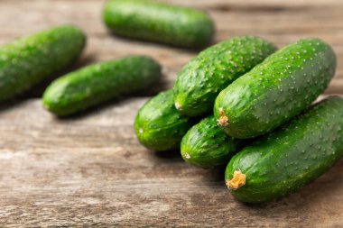 Ahşap arka planda salatalık. Arka planda bir parça salatalık. Taze organik yeşil salatalık turşusu. Vejetaryen. Salata malzemesi. Çiftlik sebzeleri. Sebzeleri bıçakla kes. Mesaj için yer var. Boşluğu kopyala