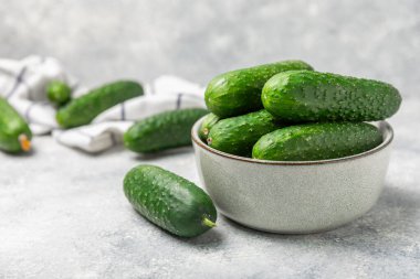 Ahşap arka planda salatalık. Arka planda bir parça salatalık. Taze organik yeşil salatalık turşusu. Vejetaryen. Salata malzemesi. Çiftlik sebzeleri. Sebzeleri bıçakla kes. Mesaj için yer var. Boşluğu kopyala