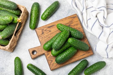 Ahşap arka planda salatalık. Arka planda bir parça salatalık. Taze organik yeşil salatalık turşusu. Vejetaryen. Salata malzemesi. Çiftlik sebzeleri. Sebzeleri bıçakla kes. Mesaj için yer var. Boşluğu kopyala