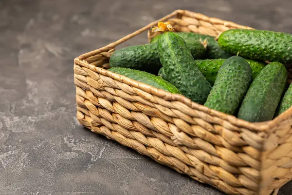 Ahşap arka planda salatalık. Arka planda bir parça salatalık. Taze organik yeşil salatalık turşusu. Vejetaryen. Salata malzemesi. Çiftlik sebzeleri. Sebzeleri bıçakla kes. Mesaj için yer var. Boşluğu kopyala