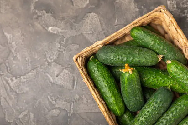 Ahşap arka planda salatalık. Arka planda bir parça salatalık. Taze organik yeşil salatalık turşusu. Vejetaryen. Salata malzemesi. Çiftlik sebzeleri. Sebzeleri bıçakla kes. Mesaj için yer var. Boşluğu kopyala