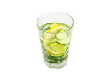Beyaz arka planda limonlu, limonlu ve naneli salatalık suyu. İçme bardağında dilimlenmiş salatalık ile karıştırılmış su. Tonik ferahlatıcı bir içecek. Salatalık limonata. Doğal soğutma içeceği.