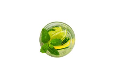 Beyaz arka planda limonlu, limonlu ve naneli salatalık suyu. İçme bardağında dilimlenmiş salatalık ile karıştırılmış su. Tonik ferahlatıcı bir içecek. Salatalık limonata. Doğal soğutma içeceği.