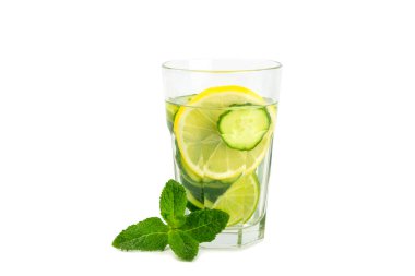 Beyaz arka planda limonlu, limonlu ve naneli salatalık suyu. İçme bardağında dilimlenmiş salatalık ile karıştırılmış su. Tonik ferahlatıcı bir içecek. Salatalık limonata. Doğal soğutma içeceği.