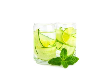 Beyaz arka planda limonlu, limonlu ve naneli salatalık suyu. İçme bardağında dilimlenmiş salatalık ile karıştırılmış su. Tonik ferahlatıcı bir içecek. Salatalık limonata. Doğal soğutma içeceği.