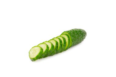 Salatalık beyaz arka planda izole edilmiş. Beyaz arka planda salatalık dilimi. Taze organik yeşil salatalıklar. Vejetaryen. Salata malzemesi. Çiftlik sebzeleri.