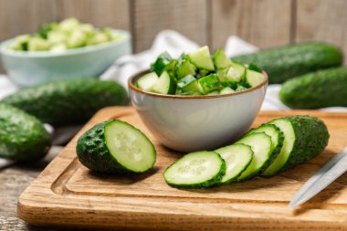 Ahşap arka planda salatalık. Arka planda bir parça salatalık. Taze organik yeşil salatalık turşusu. Vejetaryen. Salata malzemesi. Çiftlik sebzeleri. Sebzeleri bıçakla kes. Mesaj için yer var. Boşluğu kopyala