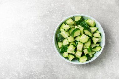 Ahşap arka planda salatalık. Arka planda bir parça salatalık. Taze organik yeşil salatalık turşusu. Vejetaryen. Salata malzemesi. Çiftlik sebzeleri. Sebzeleri bıçakla kes. Mesaj için yer var. Boşluğu kopyala