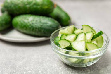 Ahşap arka planda salatalık. Arka planda bir parça salatalık. Taze organik yeşil salatalık turşusu. Vejetaryen. Salata malzemesi. Çiftlik sebzeleri. Sebzeleri bıçakla kes. Mesaj için yer var. Boşluğu kopyala