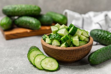 Ahşap arka planda salatalık. Arka planda bir parça salatalık. Taze organik yeşil salatalık turşusu. Vejetaryen. Salata malzemesi. Çiftlik sebzeleri. Sebzeleri bıçakla kes. Mesaj için yer var. Boşluğu kopyala