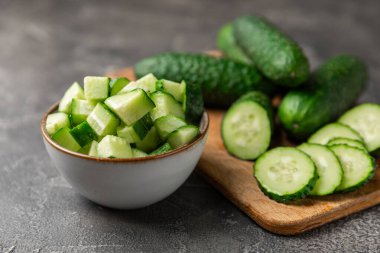 Ahşap arka planda salatalık. Arka planda bir parça salatalık. Taze organik yeşil salatalık turşusu. Vejetaryen. Salata malzemesi. Çiftlik sebzeleri. Sebzeleri bıçakla kes. Mesaj için yer var. Boşluğu kopyala