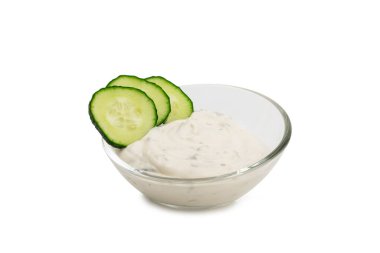 Beyaz arka planda yalıtılmış salatalık kremalı tzatziki sosu. Tatar sosu. Geleneksel lezzetli aperatif. Yoğurt sosu. Tzatziki, salatalık, sarımsak, dereotu, limon, nane. salata sosu