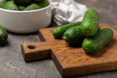 Ahşap arka planda salatalık. Arka planda bir parça salatalık. Taze organik yeşil salatalık turşusu. Vejetaryen. Salata malzemesi. Çiftlik sebzeleri. Sebzeleri bıçakla kes. Mesaj için yer var. Boşluğu kopyala