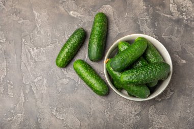 Ahşap arka planda salatalık. Arka planda bir parça salatalık. Taze organik yeşil salatalık turşusu. Vejetaryen. Salata malzemesi. Çiftlik sebzeleri. Sebzeleri bıçakla kes. Mesaj için yer var. Boşluğu kopyala