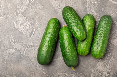 Ahşap arka planda salatalık. Arka planda bir parça salatalık. Taze organik yeşil salatalık turşusu. Vejetaryen. Salata malzemesi. Çiftlik sebzeleri. Sebzeleri bıçakla kes. Mesaj için yer var. Boşluğu kopyala