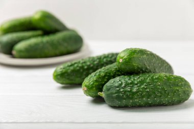 Ahşap arka planda salatalık. Arka planda bir parça salatalık. Taze organik yeşil salatalık turşusu. Vejetaryen. Salata malzemesi. Çiftlik sebzeleri. Sebzeleri bıçakla kes. Mesaj için yer var. Boşluğu kopyala