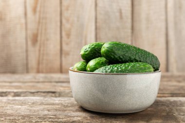 Ahşap arka planda salatalık. Arka planda bir parça salatalık. Taze organik yeşil salatalık turşusu. Vejetaryen. Salata malzemesi. Çiftlik sebzeleri. Sebzeleri bıçakla kes. Mesaj için yer var. Boşluğu kopyala