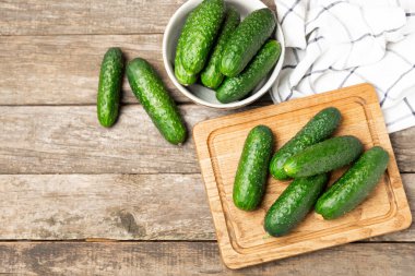 Ahşap arka planda salatalık. Arka planda bir parça salatalık. Taze organik yeşil salatalık turşusu. Vejetaryen. Salata malzemesi. Çiftlik sebzeleri. Sebzeleri bıçakla kes. Mesaj için yer var. Boşluğu kopyala