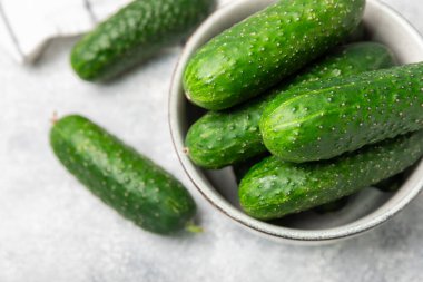 Ahşap arka planda salatalık. Arka planda bir parça salatalık. Taze organik yeşil salatalık turşusu. Vejetaryen. Salata malzemesi. Çiftlik sebzeleri. Sebzeleri bıçakla kes. Mesaj için yer var. Boşluğu kopyala