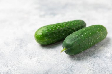 Ahşap arka planda salatalık. Arka planda bir parça salatalık. Taze organik yeşil salatalık turşusu. Vejetaryen. Salata malzemesi. Çiftlik sebzeleri. Sebzeleri bıçakla kes. Mesaj için yer var. Boşluğu kopyala