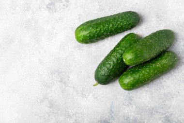 Ahşap arka planda salatalık. Arka planda bir parça salatalık. Taze organik yeşil salatalık turşusu. Vejetaryen. Salata malzemesi. Çiftlik sebzeleri. Sebzeleri bıçakla kes. Mesaj için yer var. Boşluğu kopyala