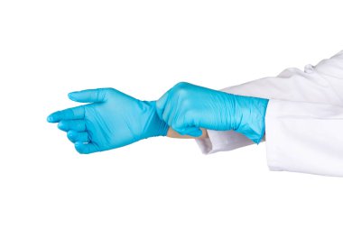 Beyaz arka planda izole edilmiş tıbbi nitril eldivenler. Cerrahi lateks eldivenler. Lastik eldiven üretimi. Doktor ya da hemşire koruyucu eldiven takıyor. Tıp konsepti. Kısırlık, koruma.