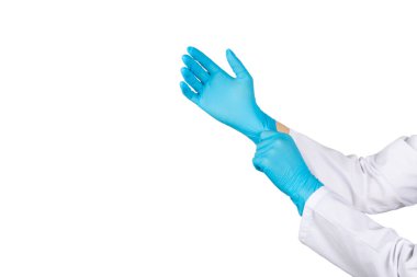 Beyaz arka planda izole edilmiş tıbbi nitril eldivenler. Cerrahi lateks eldivenler. Lastik eldiven üretimi. Doktor ya da hemşire koruyucu eldiven takıyor. Tıp konsepti. Kısırlık, koruma.