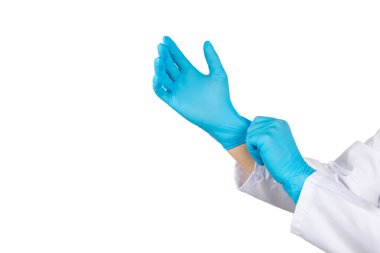 Beyaz arka planda izole edilmiş tıbbi nitril eldivenler. Cerrahi lateks eldivenler. Lastik eldiven üretimi. Doktor ya da hemşire koruyucu eldiven takıyor. Tıp konsepti. Kısırlık, koruma.