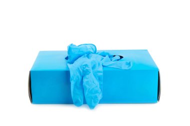 Beyaz arka planda izole edilmiş tıbbi nitril eldivenler. Cerrahi lateks eldivenler. Lastik eldiven üretimi. Doktor ya da hemşire koruyucu eldiven takıyor. Tıp konsepti. Kısırlık, koruma.