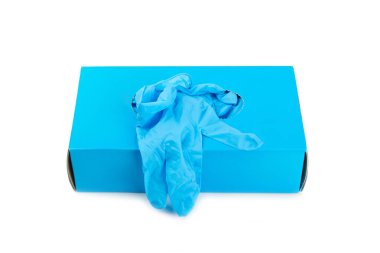 Beyaz arka planda izole edilmiş tıbbi nitril eldivenler. Cerrahi lateks eldivenler. Lastik eldiven üretimi. Doktor ya da hemşire koruyucu eldiven takıyor. Tıp konsepti. Kısırlık, koruma.