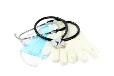 Beyaz arka planda izole edilmiş tıbbi nitril eldivenler. Cerrahi lateks eldivenler. Lastik eldiven üretimi. Doktor ya da hemşire koruyucu eldiven takıyor. Tıp konsepti. Kısırlık, koruma.