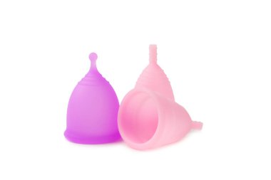 Adet bardağı beyaz arka planda izole edilmiş. Kritik günler, regl dönemi. Kadın hijyen ürünleri. Kadın sağlığı kavramı. Adet öncesi sendromu..