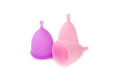 Adet bardağı beyaz arka planda izole edilmiş. Kritik günler, regl dönemi. Kadın hijyen ürünleri. Kadın sağlığı kavramı. Adet öncesi sendromu..