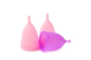 Adet bardağı beyaz arka planda izole edilmiş. Kritik günler, regl dönemi. Kadın hijyen ürünleri. Kadın sağlığı kavramı. Adet öncesi sendromu..