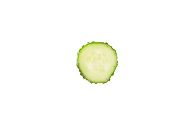 Salatalık beyaz arka planda izole edilmiş. Beyaz arka planda salatalık dilimi. Taze organik yeşil salatalıklar. Vejetaryen. Salata malzemesi. Çiftlik sebzeleri.