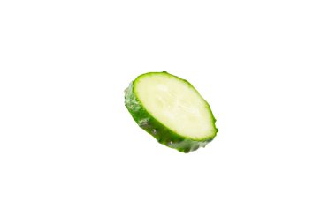 Salatalık beyaz arka planda izole edilmiş. Beyaz arka planda salatalık dilimi. Taze organik yeşil salatalıklar. Vejetaryen. Salata malzemesi. Çiftlik sebzeleri.