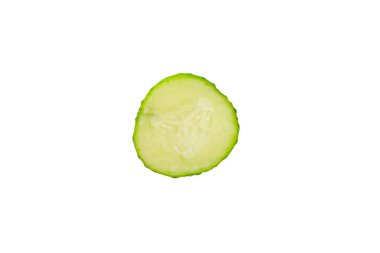 Salatalık beyaz arka planda izole edilmiş. Beyaz arka planda salatalık dilimi. Taze organik yeşil salatalıklar. Vejetaryen. Salata malzemesi. Çiftlik sebzeleri.