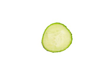 Salatalık beyaz arka planda izole edilmiş. Beyaz arka planda salatalık dilimi. Taze organik yeşil salatalıklar. Vejetaryen. Salata malzemesi. Çiftlik sebzeleri.