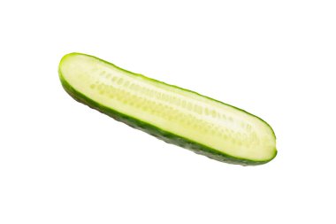 Salatalık beyaz arka planda izole edilmiş. Beyaz arka planda salatalık dilimi. Taze organik yeşil salatalıklar. Vejetaryen. Salata malzemesi. Çiftlik sebzeleri.