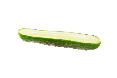 Salatalık beyaz arka planda izole edilmiş. Beyaz arka planda salatalık dilimi. Taze organik yeşil salatalıklar. Vejetaryen. Salata malzemesi. Çiftlik sebzeleri.