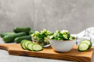 Ahşap arka planda salatalık. Arka planda bir parça salatalık. Taze organik yeşil salatalık turşusu. Vejetaryen. Salata malzemesi. Çiftlik sebzeleri. Sebzeleri bıçakla kes. Mesaj için yer var. Boşluğu kopyala