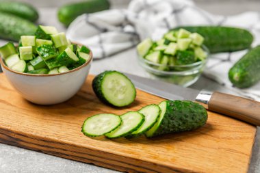 Ahşap arka planda salatalık. Arka planda bir parça salatalık. Taze organik yeşil salatalık turşusu. Vejetaryen. Salata malzemesi. Çiftlik sebzeleri. Sebzeleri bıçakla kes. Mesaj için yer var. Boşluğu kopyala
