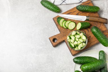 Ahşap arka planda salatalık. Arka planda bir parça salatalık. Taze organik yeşil salatalık turşusu. Vejetaryen. Salata malzemesi. Çiftlik sebzeleri. Sebzeleri bıçakla kes. Mesaj için yer var. Boşluğu kopyala