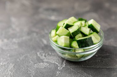 Ahşap arka planda salatalık. Arka planda bir parça salatalık. Taze organik yeşil salatalık turşusu. Vejetaryen. Salata malzemesi. Çiftlik sebzeleri. Sebzeleri bıçakla kes. Mesaj için yer var. Boşluğu kopyala
